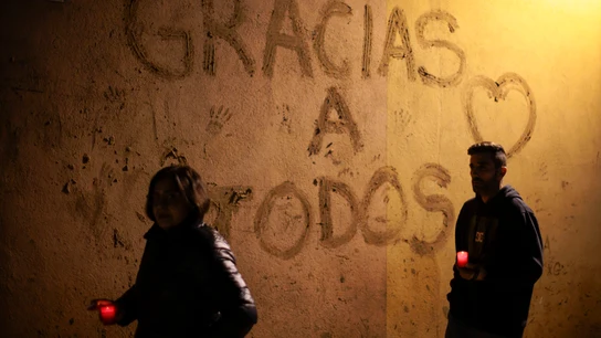 Asistentes portan velas en el homenaje en el barranco del Poyo a los fallecidos por la DANA de Valencia de 2024 Asistentes portan velas en el homenaje en el barranco del Poyo a los fallecidos por la DANA de Valencia de 2024