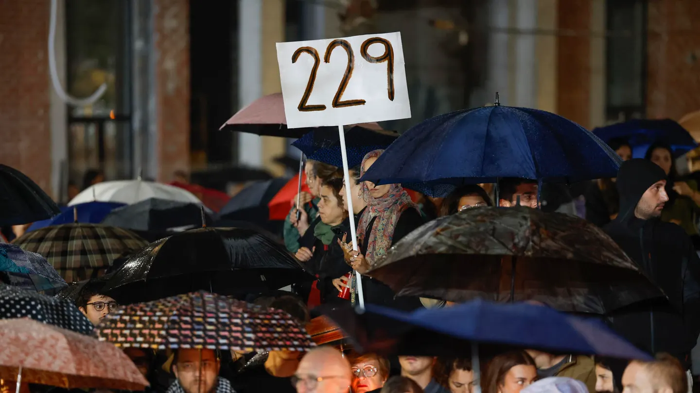 Manifestación en Valencia en homenaje a las 229 víctimas valencianas de la DANA, este miércoles. Manifestación en Valencia en homenaje a las 229 víctimas valencianas de la DANA, este miércoles.