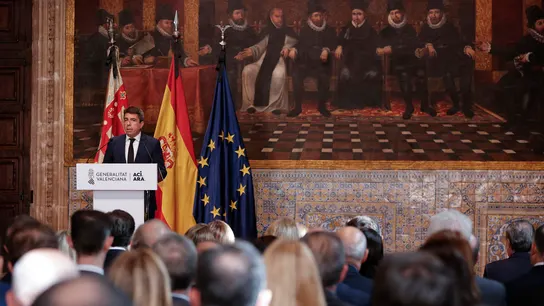 Aplausos a Mazón en el Palau Aplausos a Mazón en el Palau