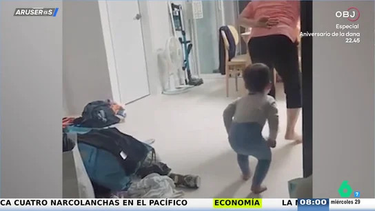 El divertido vídeo viral de una niña pequeña que imita los andares de su abuela El divertido vídeo viral de una niña pequeña que imita los andares de su abuela