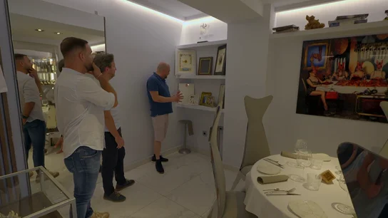 "Sufre de quererse mucho": el propietario de Cal Tendré, al ver la colección de trofeos expuestos del Restaurante Macarrilla "Sufre de quererse mucho": el propietario de Cal Tendré, al ver la colección de trofeos expuestos del Restaurante Macarrilla