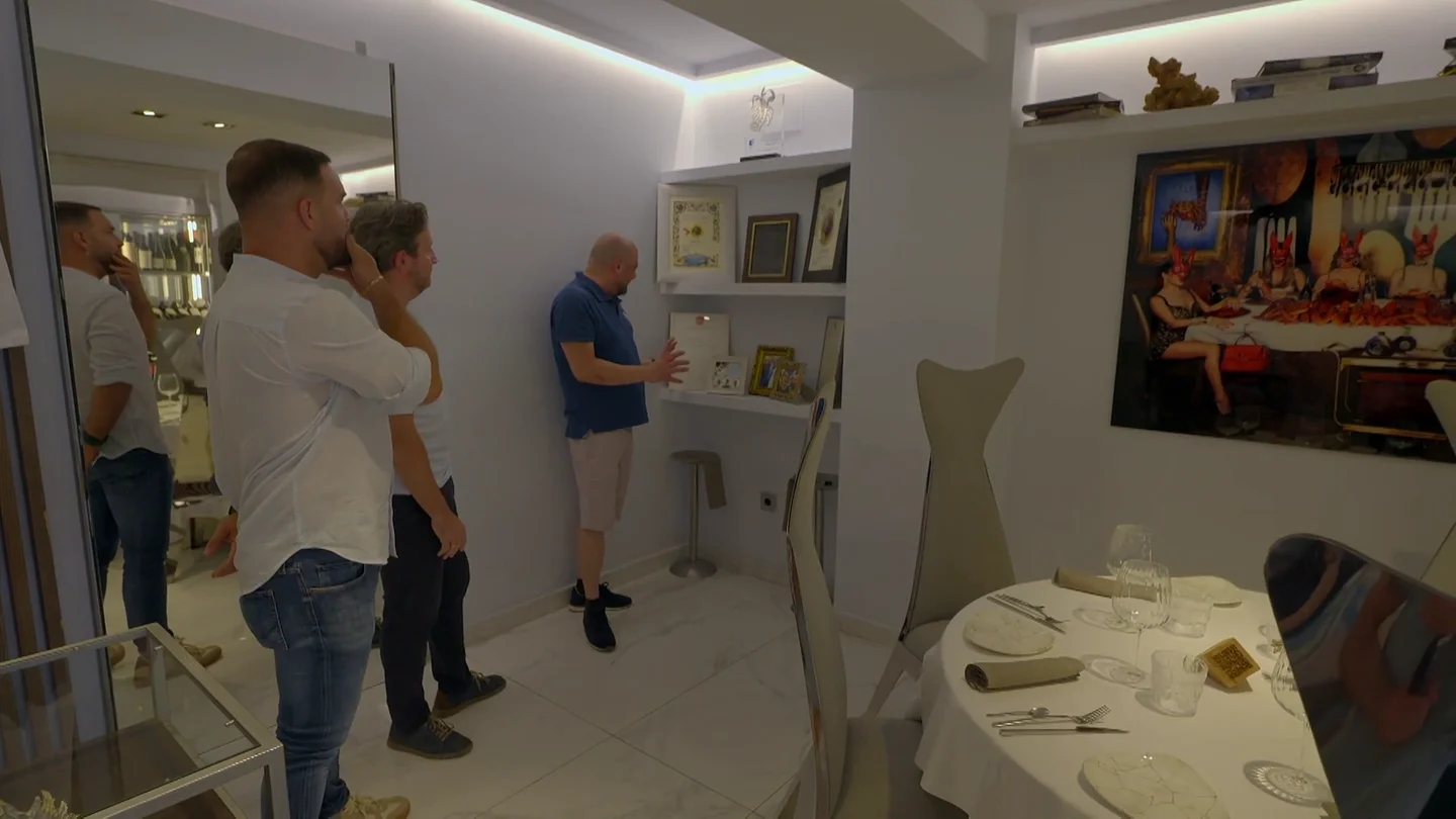 "Sufre de quererse mucho": el propietario de Cal Tendré, al ver la colección de trofeos expuestos del Restaurante Macarrilla "Sufre de quererse mucho": el propietario de Cal Tendré, al ver la colección de trofeos expuestos del Restaurante Macarrilla