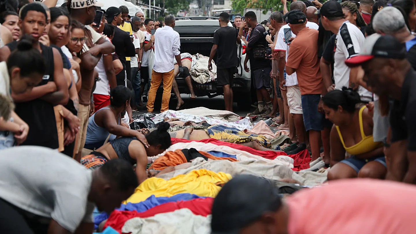 Los vecinos del complejo da Penha se acercan a reconocer los cadáveres amontonados en la plaza São Lucas. Los vecinos del complejo da Penha se acercan a reconocer los cadáveres amontonados en la plaza São Lucas.