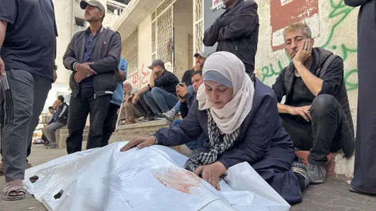 Ascienden a 110 los muertos en Gaza, entre ellos 46 niños, tras los últimos ataques de Israel Mujer llora sobre un cadáver en la Franja de Gaza