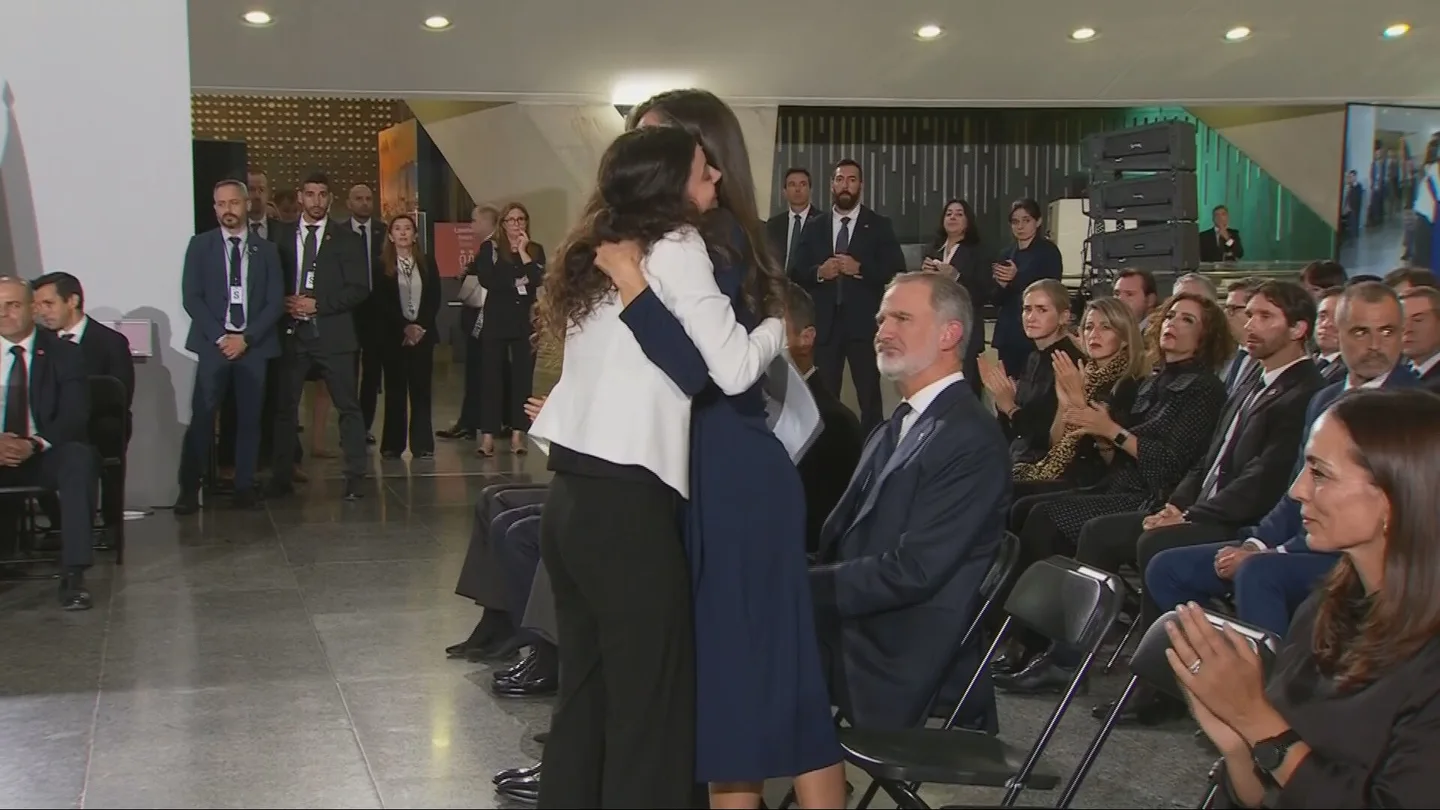 Una de las víctimas desvela cómo ha sido su encuentro con los reyes: "No se podían creer que tuviera 20 años" La reina Letizia y Andrea Ferrari se funden en un abrazo