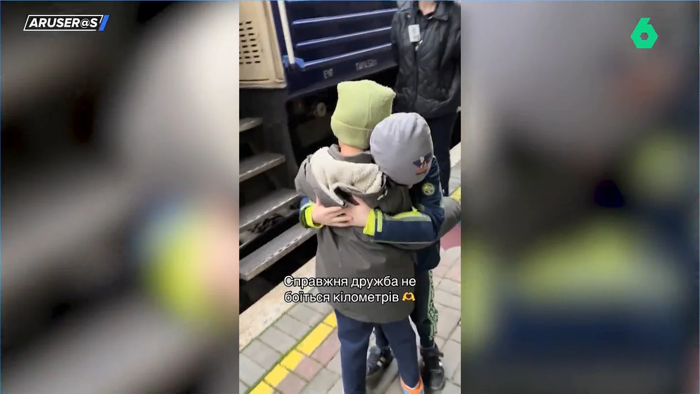 El emotivo vídeo del reencuentro de dos niños ucranianos separados por la guerra: "Y que no se les parta el alma a los grandes mandatarios..." El emotivo vídeo del reencuentro de dos niños ucranianos separados por la guerra: "Y que no se les parta el alma a los grandes mandatarios..."
