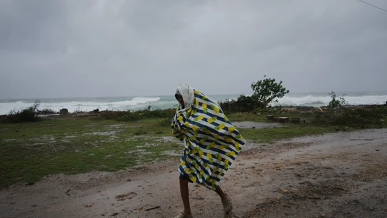 Un hombre intenta caminar por Canizo (Santiago de Cuba) ante la llegada del huracán Melissa Un hombre intenta caminar por Canizo (Santiago de Cuba) ante la llegada del huracán Melissa