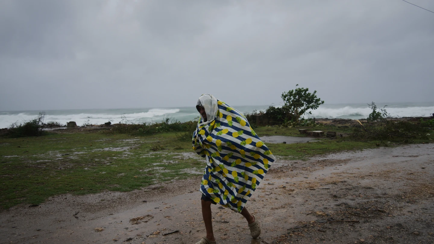 Un hombre intenta caminar por Canizo (Santiago de Cuba) ante la llegada del huracán Melissa Un hombre intenta caminar por Canizo (Santiago de Cuba) ante la llegada del huracán Melissa