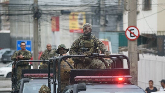 Agentes del megaoperativo Operaçao Contençao contra el Comando Vermelho en los complejos de Alemão y Penha.