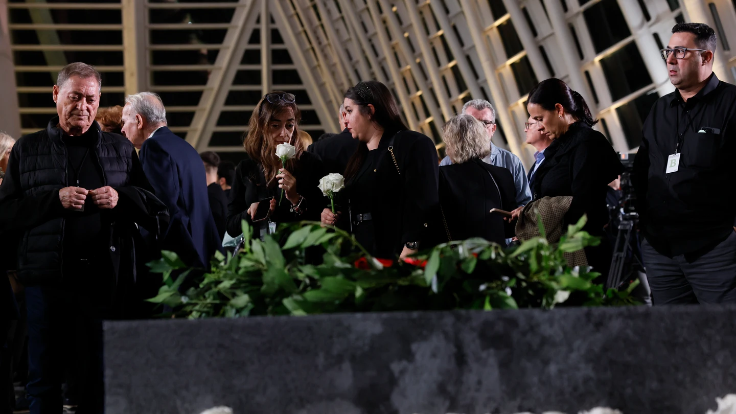 En el funeral, se han colocado 237 rosas por las víctimas de la DANA. En el funeral, se han colocado 237 rosas por las víctimas de la DANA.