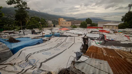 Fotografía que muestra el exterior del campamento de desplazados Camp Kid este viernes, en Puerto Príncipe (Haití). Fotografía que muestra el exterior del campamento de desplazados Camp Kid este viernes, en Puerto Príncipe (Haití).