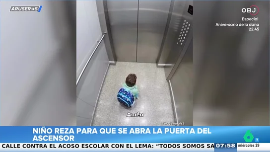 El vídeo viral del niño que reza para que se abra la puerta del ascensor: "Jesús, cuida de mí. Amén" El vídeo viral del niño que reza para que se abra la puerta del ascensor: "Jesús, cuida de mí. Amén"