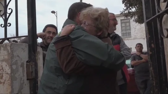 Abrazo entre una vecina de Utiel que fue rescatada el día de la DANA por el cabo Fran  Abrazo entre una vecina de Utiel que fue rescatada el día de la DANA por el cabo Fran