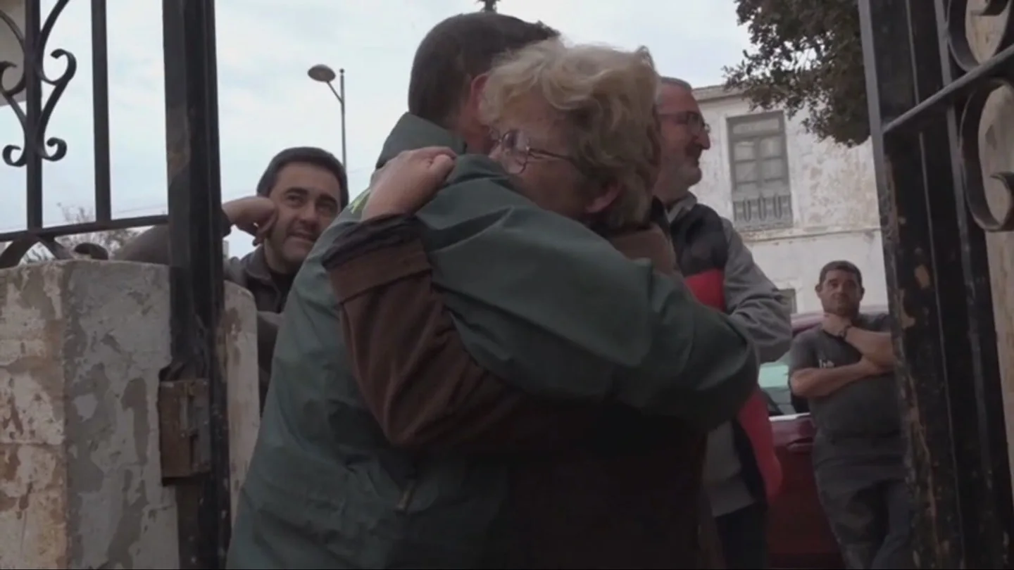 Abrazo entre una vecina de Utiel que fue rescatada el día de la DANA por el cabo Fran Abrazo entre una vecina de Utiel que fue rescatada el día de la DANA por el cabo Fran