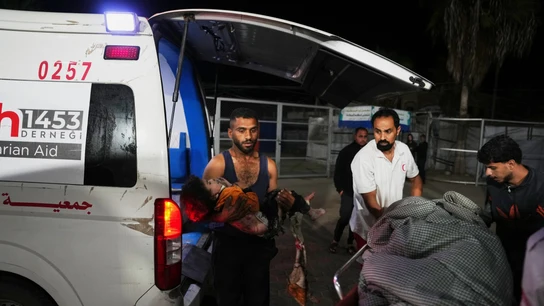 Palestinos llevan los cuerpos de víctimas de ataques de Israel sobre la Franja de Gaza Palestinos llevan los cuerpos de víctimas de ataques de Israel sobre la Franja de Gaza