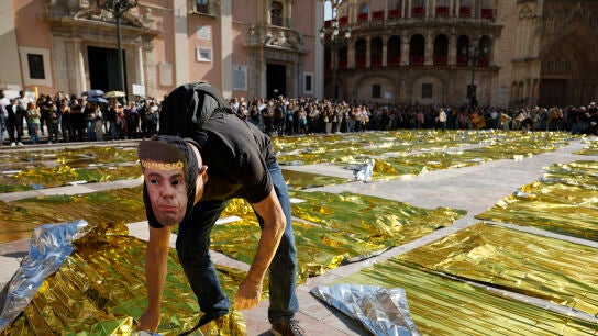 229 mantas térmicas llenan la plaza de la Virgen de Valencia, frente al Palau de la Generalitat