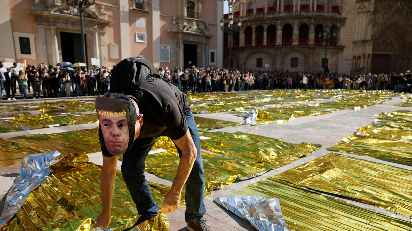 229 mantas térmicas llenan la plaza de la Virgen de Valencia, frente al Palau de la Generalitat