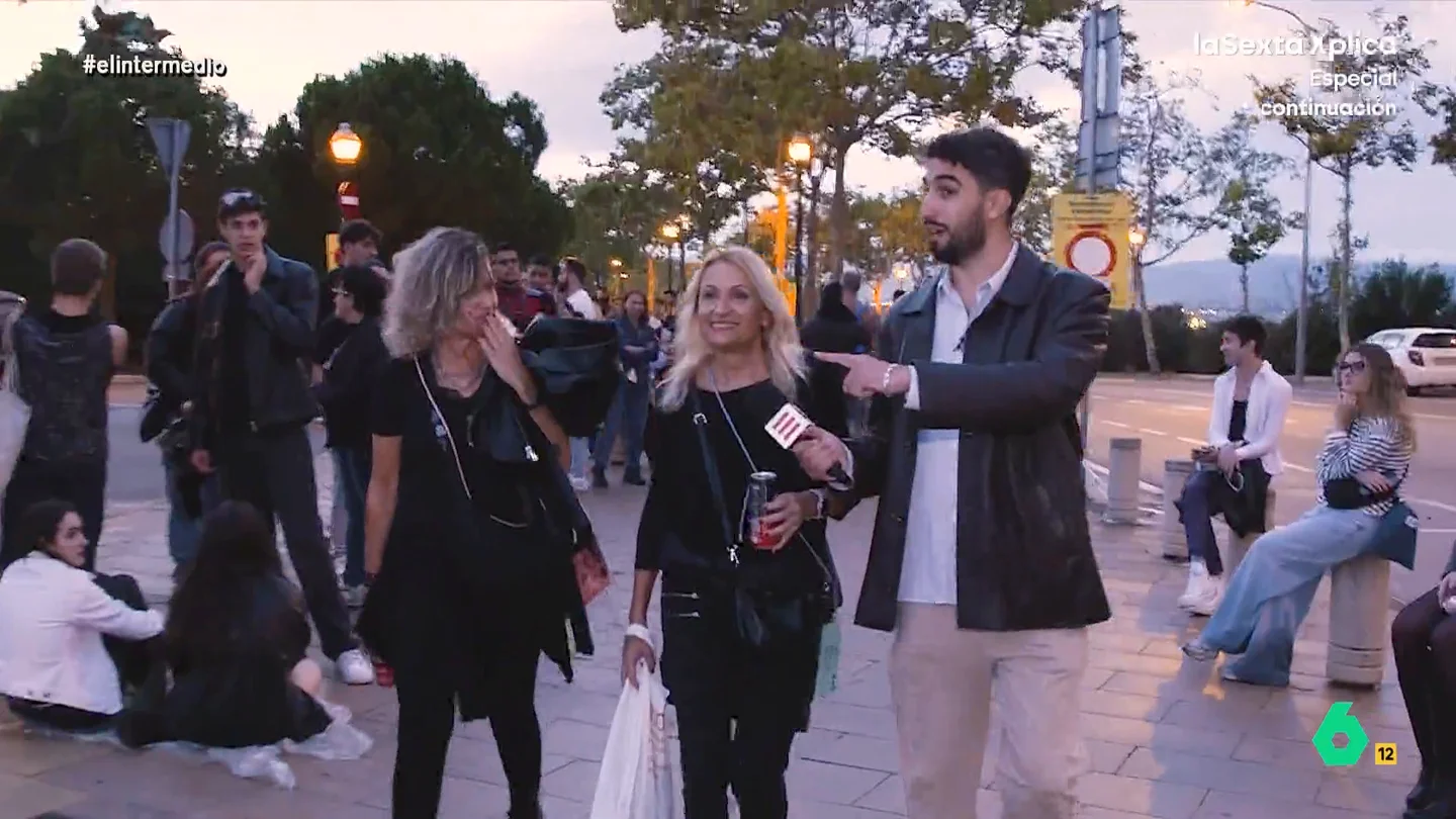 Isma Juárez intenta colar a dos mujeres al principio de la cola del concierto de Lady Gaga: "Me gusta que reine el caos" El reportero ha conocido en la cola del concierto a Nuria y Mercè. Estas han demostrado que no son las mayores fans de la cantante, pero, a pesar de ello, el reportero se propone que avancen en la cola.