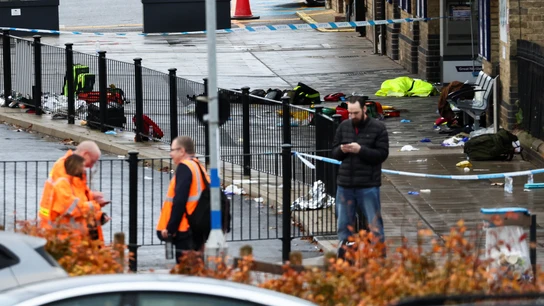 Personal de emergencias en la estación de Huntingdon tras un apuñalamiento múltiple en un tren. Personal de emergencias en la estación de Huntingdon tras un apuñalamiento múltiple en un tren.