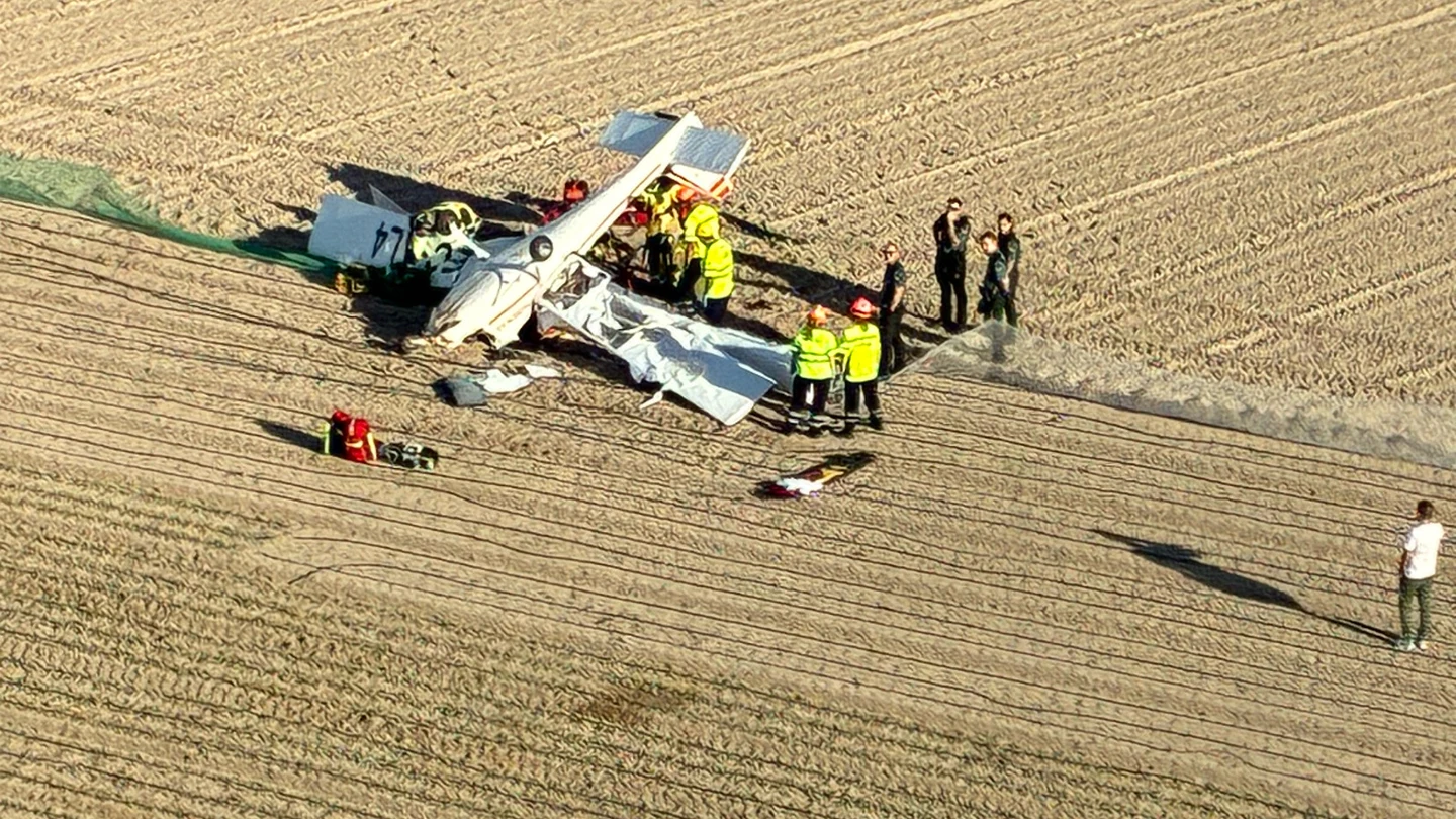 Servicios de emergencia en el lugar en el que un hombre de 70 años se ha estrellado con su avioneta, en Totana, Murcia. Servicios de emergencia en el lugar en el que un hombre de 70 años se ha estrellado con su avioneta, en Totana, Murcia.