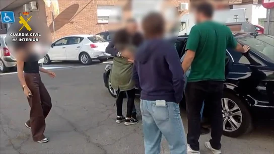 Imágenes de las dos personas que intentaron secuestrar a un bebé en Navalmoral de la Mata (Cáceres). Imágenes de las dos personas que intentaron secuestrar a un bebé en Navalmoral de la Mata (Cáceres).