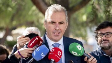 Ortega Smith responde a la prensa en un acto de la Polic&iacute;a Municipal.
