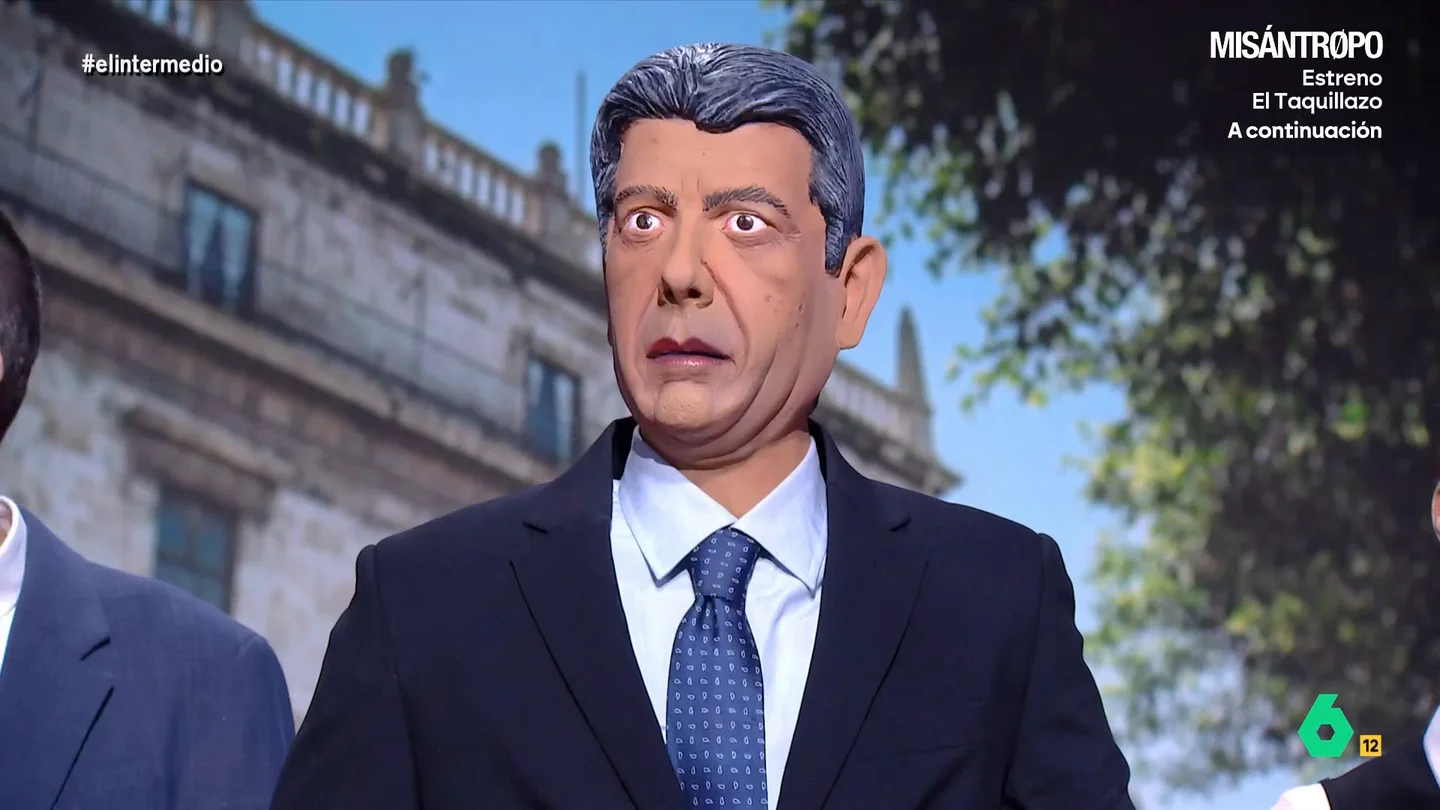 El busto de El Intermedio como 'homenaje' a Mazón tras su dimisión: "Lo hemos hecho de granito, pero su cara es mucho más dura" El Intermedio 'celebra' la dimisión de Carlos Mazón con un busto en homenaje a "la persona que más ha hecho para acabar con su presidencia: él mismo". El momento de la 'presentación', en este vídeo.