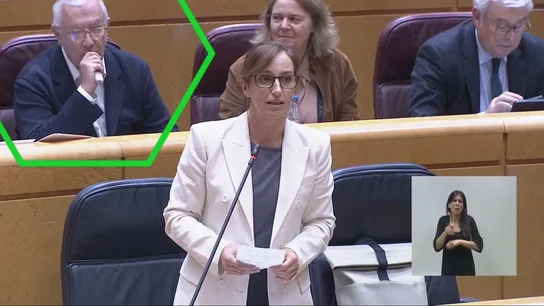 La cámara pilla a Javier Arenas (PP) vapeando dentro del Senado justo detrás de la ministra de Sanidad La cámara pilla a Javier Arenas (PP) vapeando dentro del Senado justo detrás de la ministra de Sanidad