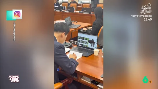 VÍDEO | Pillan a un diputado de Corea del Sur dibujando un gorila durante una sesión parlamentaria Las sesiones parlamentarias pueden ser muy largas y algunos diputados aprovechan para consultar la prensa o hacer compras online. Pero, un diputado surcoreano ha decidido dar rienda suelta a su creatividad.