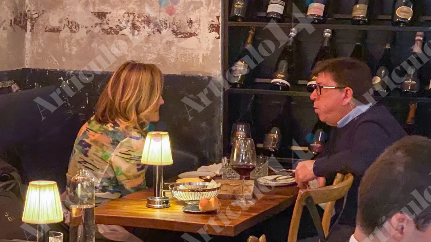 Pilar Alegría come con Paco Salazar en un restaurante. Pilar Alegría come con Paco Salazar en un restaurante.