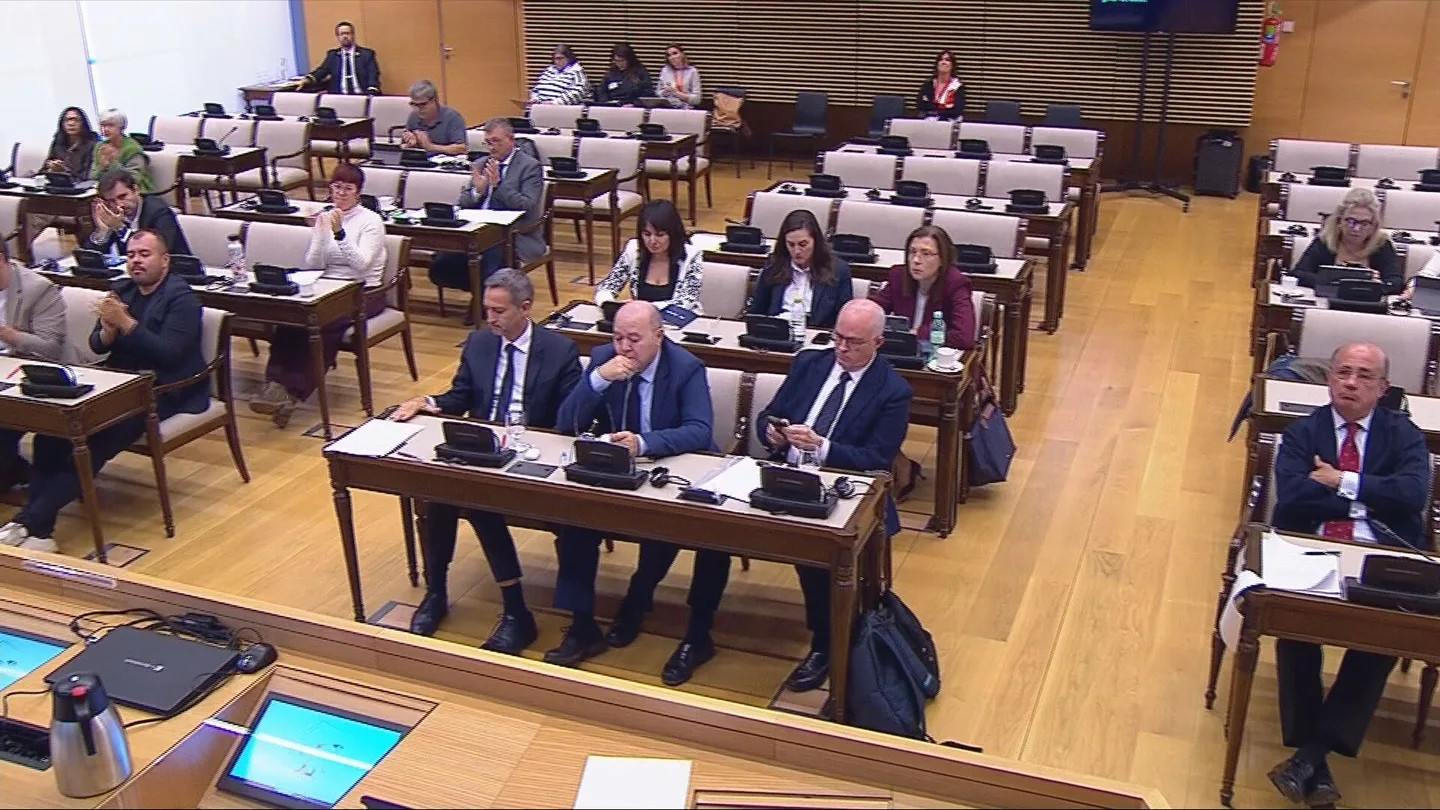 Lágrimas, respeto… y silencio: PP y Vox no aplauden a las víctimas de la DANA en el Congreso Lágrimas, respeto… y silencio: PP y Vox no aplauden a las víctimas de la DANA en el Congreso
