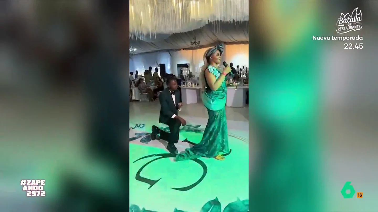 Una pedida de mano sale muy mal en Kenia, en vídeo: "Él se la pidió y ella se la dio..." Un chico decide pedirle la mano a su pareja y, además, grabar el emocionante momento para poder recordarlo después. Pero, seguro que no espera la reacción que tiene novia ante su pregunta. Descubre qué sucede en el vídeo principal.