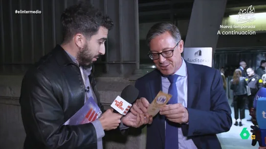 Así reacciona Alfonso Serrano cuando Isma Juárez le regala un marcapáginas de la Iglesia Aznariana: "Cómo sois..." José María Aznar ha presentado su nuevo libro, 'Orden y libertad' y, en el acto, se han reunido algunos políticos de referencia del Partido Popular. ¿Conseguirá Isma Juárez que respondan a sus preguntas?