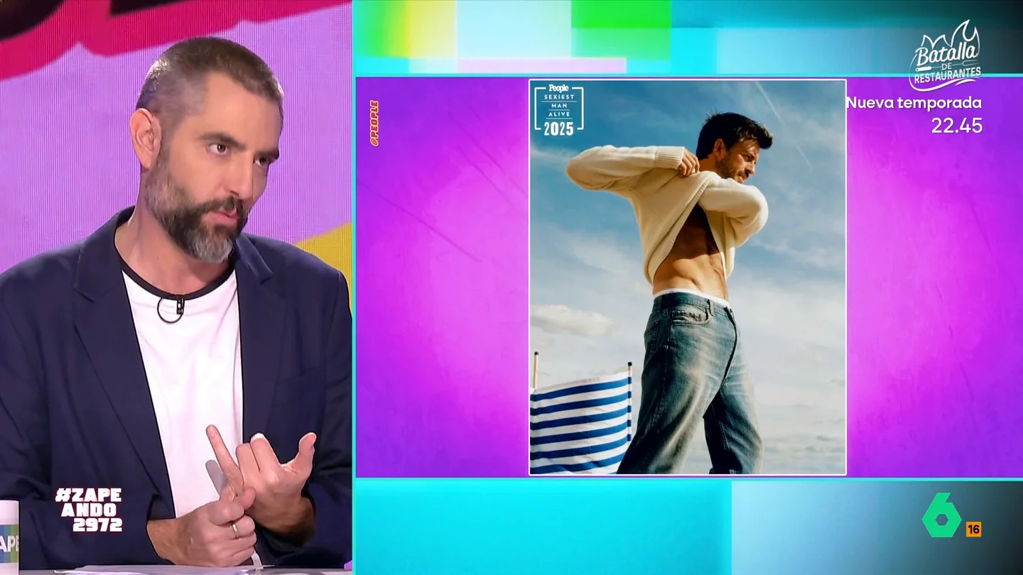 "No os la pueden colar con esto": Dani Mateo discrepa de la designación de Jonathan Bailey como el hombre más sexy de 2025 La revista 'People' ha elegido al actor Jonathan Bayley como el hombre vivo más sexy de 2025, una designación que pone de acuerdo a Maya Pixelskaya y María Gómez en este vídeo, pero que no termina de convencer a Dani Mateo.