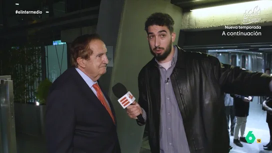 Isma Juárez intenta que Juan José Lucas lo cuele en la presentación de libro de Aznar: "Yo estoy en la fotocopiadora" El reportero no ha conseguido que lo acrediten para la presentación del libro de José María Aznar, 'Orden y libertad'. A pesar de ello, Juárez ha intentado que alguien interceda para poder acceder.