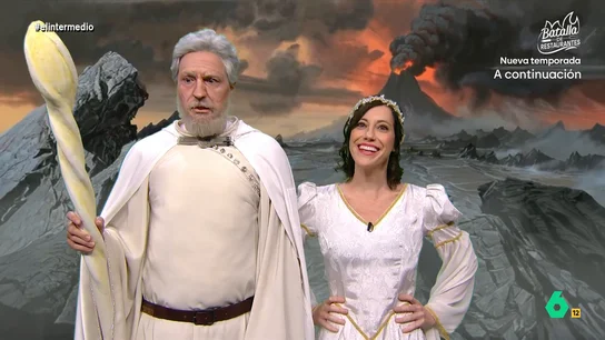 'Miguel Ángel Rodríguez' 'conjura' nuevos bulos para el novio de 'Ayuso': "No me acerco a una fuente ni para beber" Raúl Pérez y Cristina Gallego imitan a 'Miguel Ángel Rodríguez' e 'Isabel Díaz Ayuso' en su versión de 'El señor de los bulillos', donde 'fabrican' bulos contra el fiscal general del Estado para proteger a 'Frodo Quirón'.