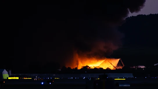 Enormes columnas de humo en el lugar del accidente aéreo en Kentucky Enormes columnas de humo en el lugar del accidente aéreo en Kentucky