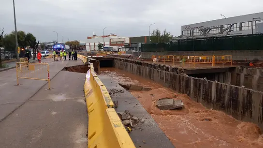 Un socavón de más de 30 metros obliga a cortar varias calles en Sant Quirze del Vallès (Barcelona) Un socavón de más de 30 metros obliga a cortar varias calles en Sant Quirze del Vallès (Barcelona)
