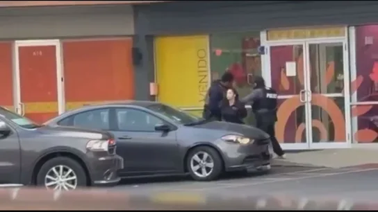 Un profesora de origen latino y con papeles es detenida en Chicago por agentes del ICE. Un profesora de origen latino y con papeles es detenida en Chicago por agentes del ICE.