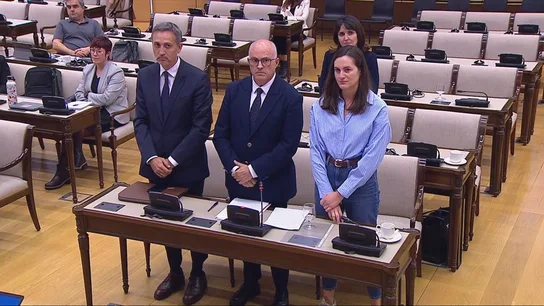 Diputados del PP se quedan solos al hacer un minuto de silencio a víctimas de la DANA. Diputados del PP se quedan solos al hacer un minuto de silencio a víctimas de la DANA.
