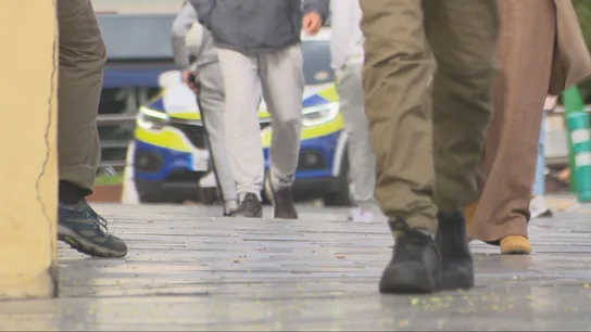 Personas caminando por la calle Personas caminando por la calle