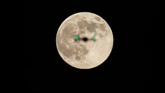 La 'superluna del castor' de noviembre, vista desde el Garden Expo Park de Lianyungang (Jiangsu, China) La 'superluna del castor' de noviembre, vista desde el Garden Expo Park de Lianyungang (Jiangsu, China)