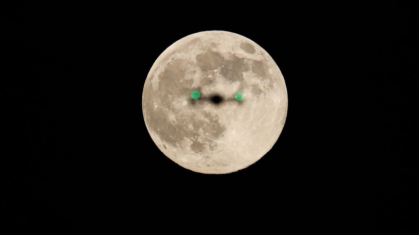 La 'superluna del castor' de noviembre, vista desde el Garden Expo Park de Lianyungang (Jiangsu, China)