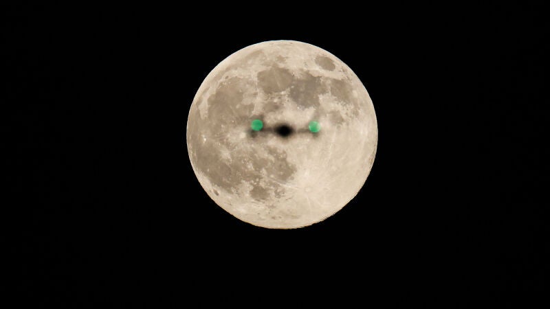 La 'superluna del castor' de noviembre, vista desde el Garden Expo Park de Lianyungang (Jiangsu, China)