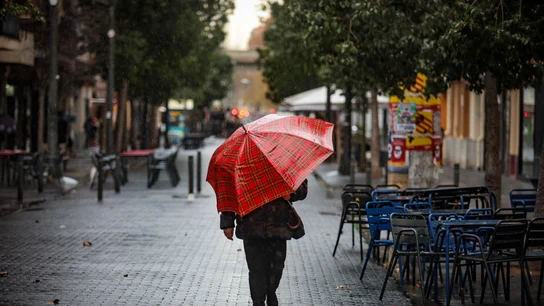 Una persona camina con un paraguas, a 17 de enero de 2023, en Barcelona Una persona camina con un paraguas, a 17 de enero de 2023, en Barcelona