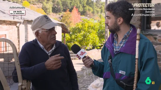 Isma Juárez visita Rio de Onor, un pueblo mitad portugués, mitad español: "Aquí hace más de 40 años que no nace un niño" Isma Juárez hace 2x1 en 'Un país en la riñonera' y visita el núcleo urbano que comparten Rihonor de Castilla, español, y Rio de Onor, de Portugal. En este vídeo, el reportero descubre detalles de cómo es la parte portuguesa.