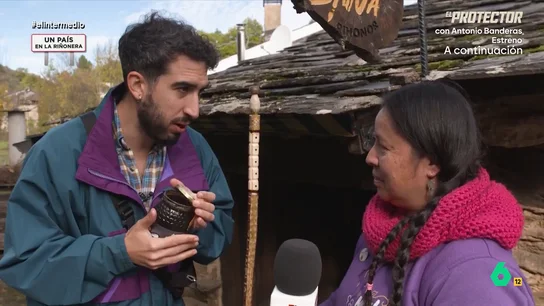 Isma Juárez alucina cuando una mujer le habla del "día que castramos" con sus hijos: "Vaya padres más exigentes" Isma Juárez visita Rihonor de Castilla, un pueblo de Zamora que comparte España y Portugal y conoce a una mujer chilena que vive allí y que le explica en este vídeo que 'castrar' es cosechar la miel.