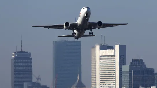 Foto de archivo de un vuelo de FedEx despega del Aeropuerto Logan, en Boston Foto de archivo de un vuelo de FedEx despega del Aeropuerto Logan, en Boston