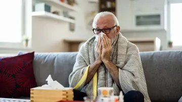 Hombre mayor con gripe Hombre mayor con gripe