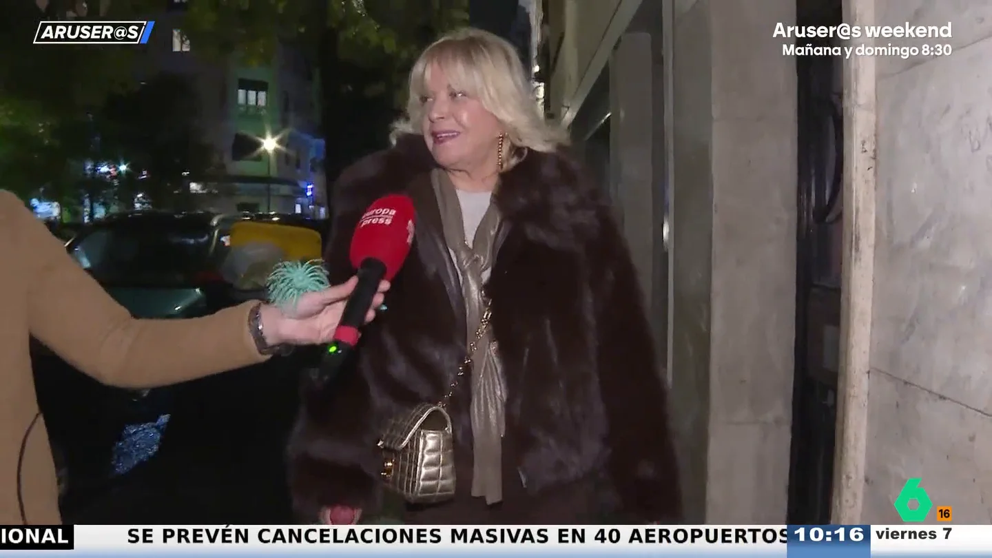 El vídeo de la reacción de Bárbara Rey después de que el rey Juan Carlos no la nombre en sus memorias: "Si hablo arde Troya" El vídeo de la reacción de Bárbara Rey después de que el rey Juan Carlos no la nombre en sus memorias: "Si hablo arde Troya"